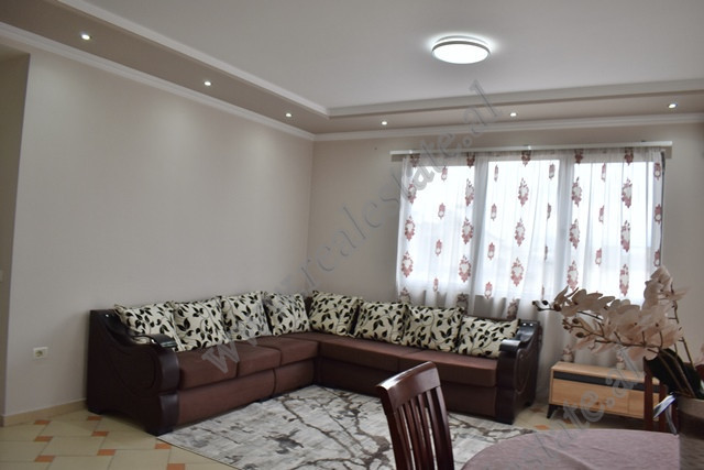 Apartament 2+1 me qera ne rrugen Dervish Bej Mitrovica tek Komuna Parisit ne Tirane.

Ndodhet ne k